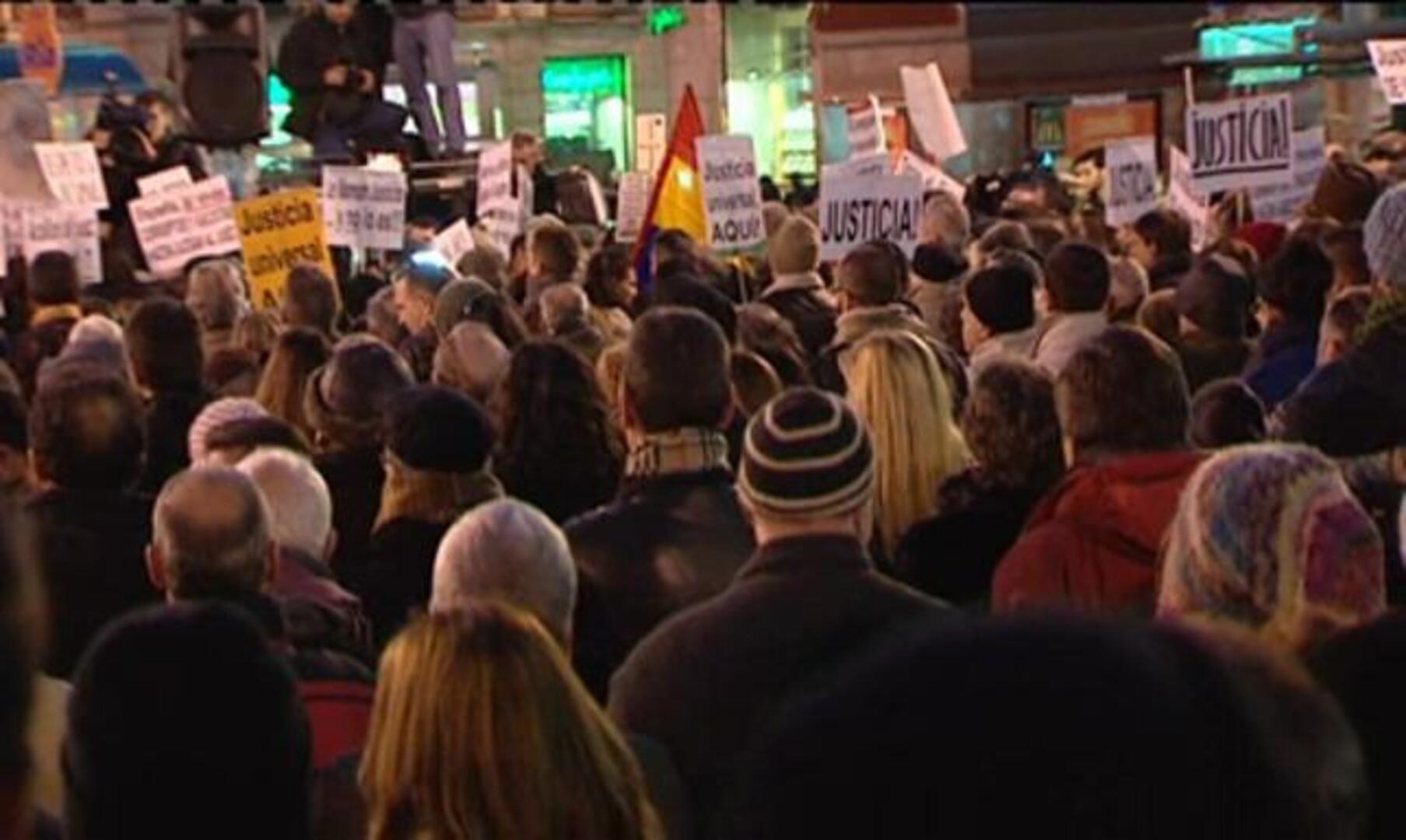 Centenares de manifestantes apoyan a Garzón en la Puerta del Sol