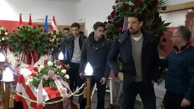 Miles de aficionados acuden a la capilla ardiente del exfutbolista Quini en El Molinón