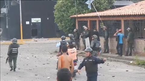 Venezolanos huyen de la policía en los disturbios por la situación de caos del país