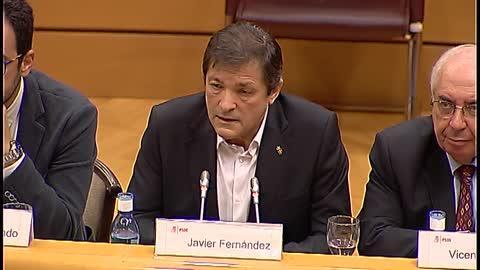Javier Fernández, escoltado por Antonio Hernando y Vicente Álvarez Areces, se dirige a los diputados del PSOE