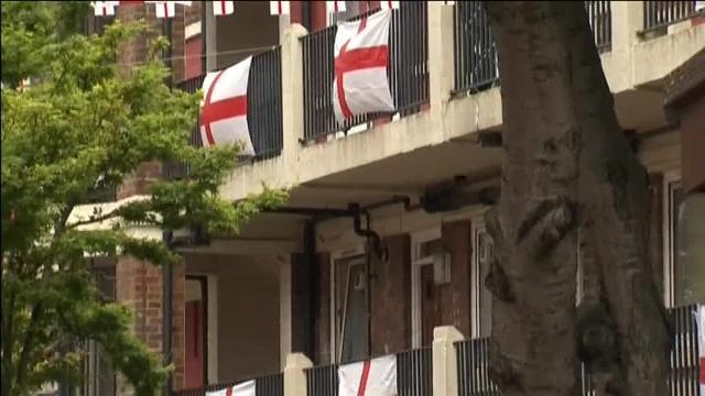 Cuelgan más de 300 banderas de la selección inglesa en un barrio de Londres
