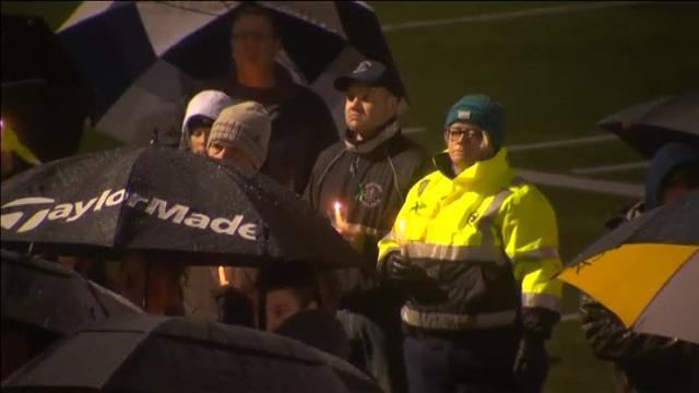 Vigilia en Newtown en apoyo a los 17 asesinados en el último tiroteo masivo de EEUU en Parkland