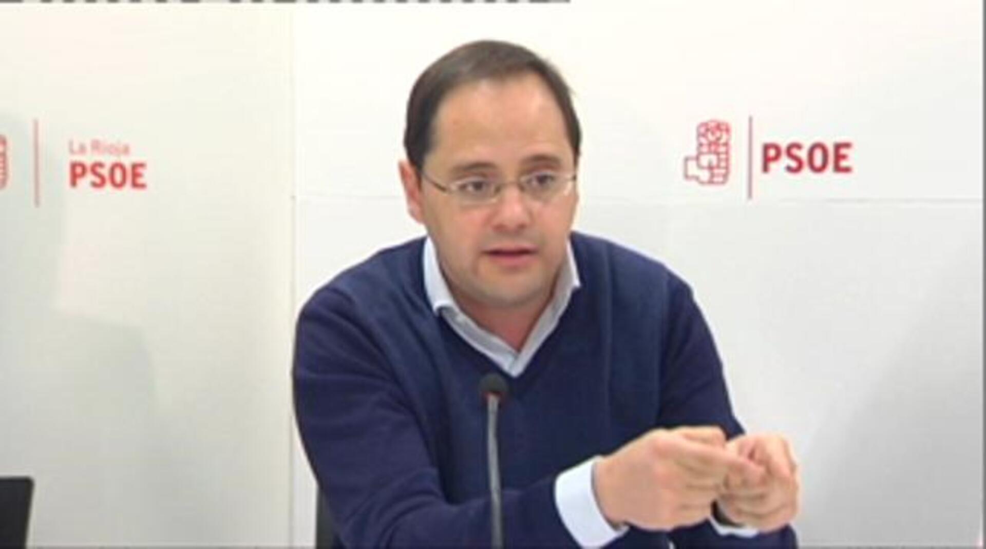 El secretario de Organización de los socialistas, César Luena (d), durante su intervención en la reunión de la Interparlamentaria que ha celebrado hoy en Logroño