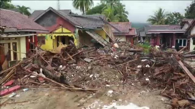 El tsunami en Indonesia deja ya 430 fallecidos