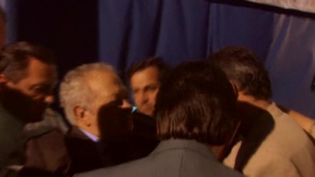 El Rey Juan Carlos durante el encuentro que ha mantenido hoy en un hotel lisboeta con el expresidente de Portugal Mario Soares (d)