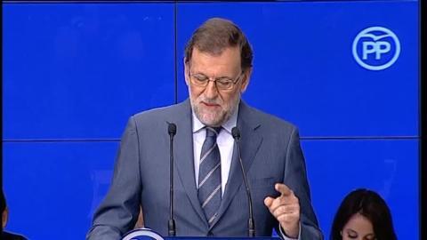 El jefe del Ejecutivo y presidente del PP, Mariano Rajoy (d), junto a la ministra de Defensa y secretaria general del PP, María Dolores de Cospedal