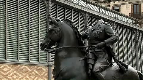 La estatua ecuestre de Franco, con una «estelada» frente al Born