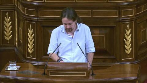 Mª Dolores de Cospedal aplaude la intervención de Mariano Rajoy, este jueves en el Congreso