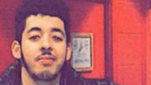 Agentes de policía británicos permanecen en guardia en el centro de Manchester