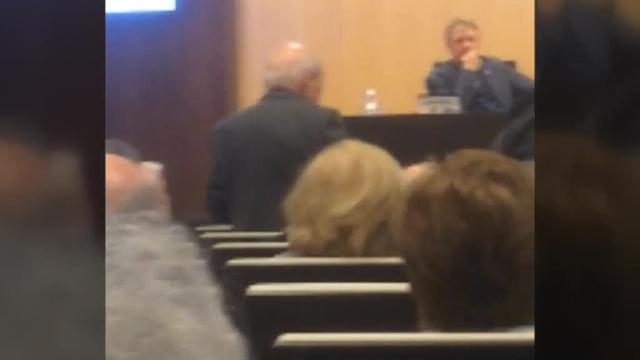 Jordi Pujol se queda solo en una charla nacionalista al tomar la palabra: «Está desautorizado»