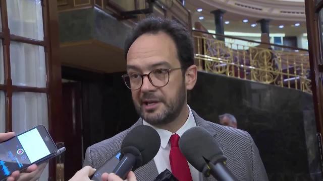 Mariano Rajoy y Soraya Sáenz de Santamaría abandonan el Congreso de los Diputados tras la derrota en la votación