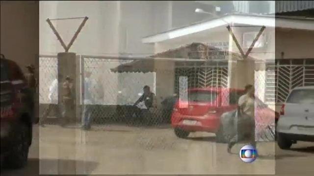 Familiares de reos esperan información