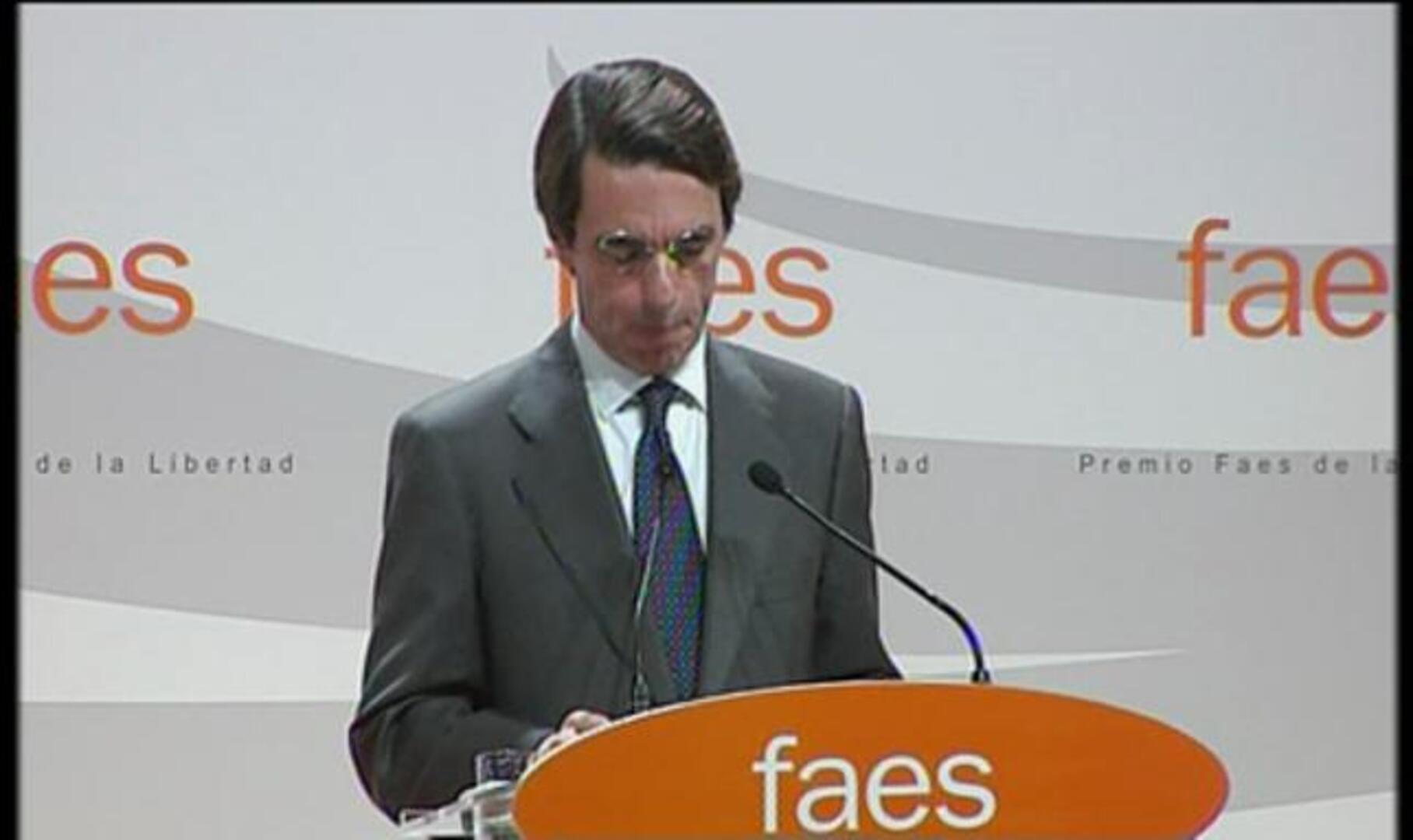 Aznar: «Romper con la Constitución es la puerta de salida de Europa»