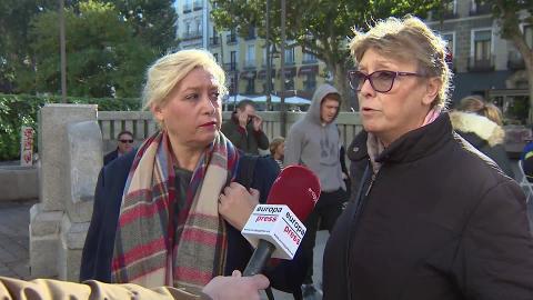 Dos mujeres observan el paso del tren en una de las estaciones de la línea 1