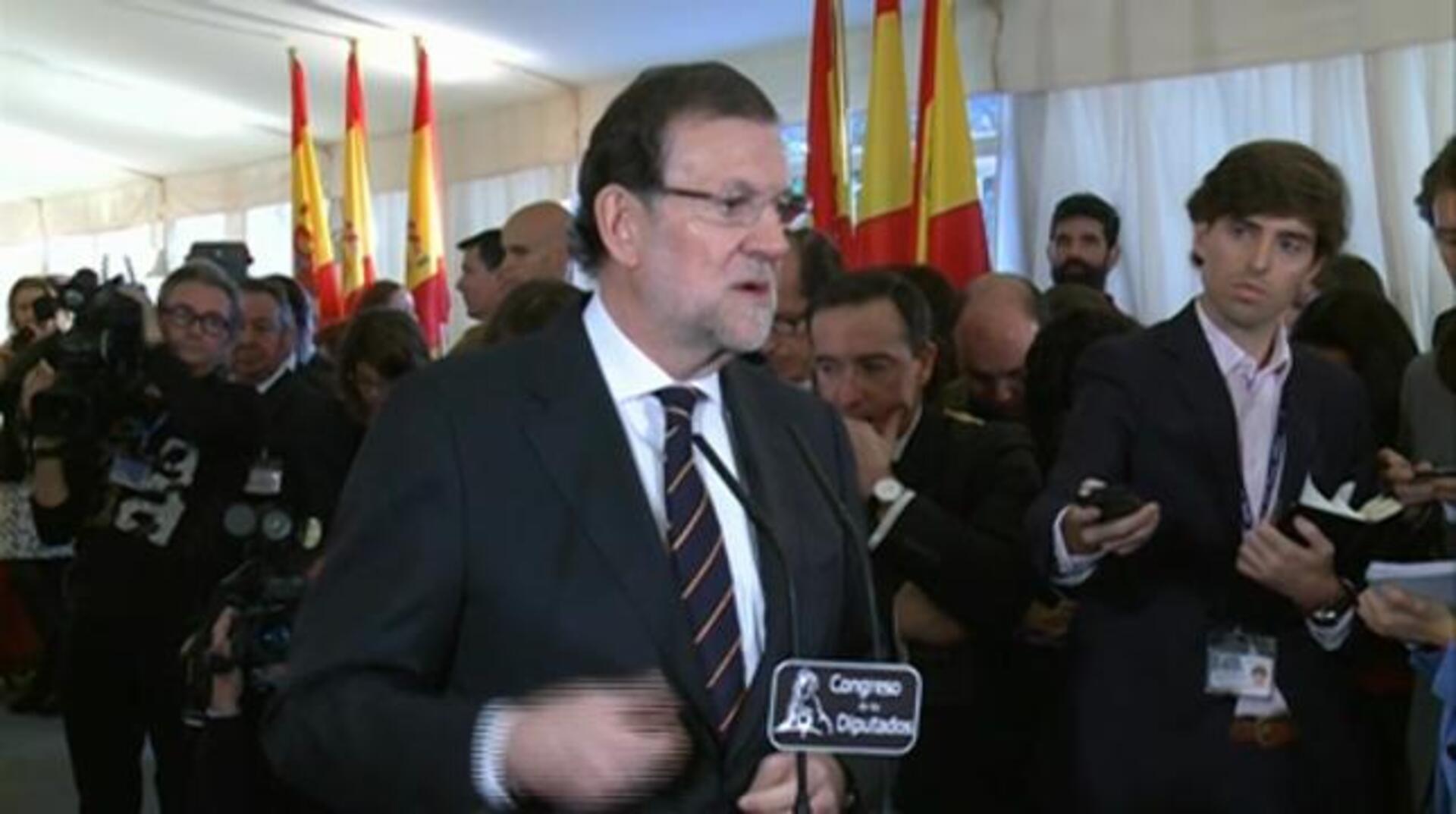 Pablo Iglesias conversa con Mariano Rajoy ayer durante la celebración de la Constitución en el Congreso