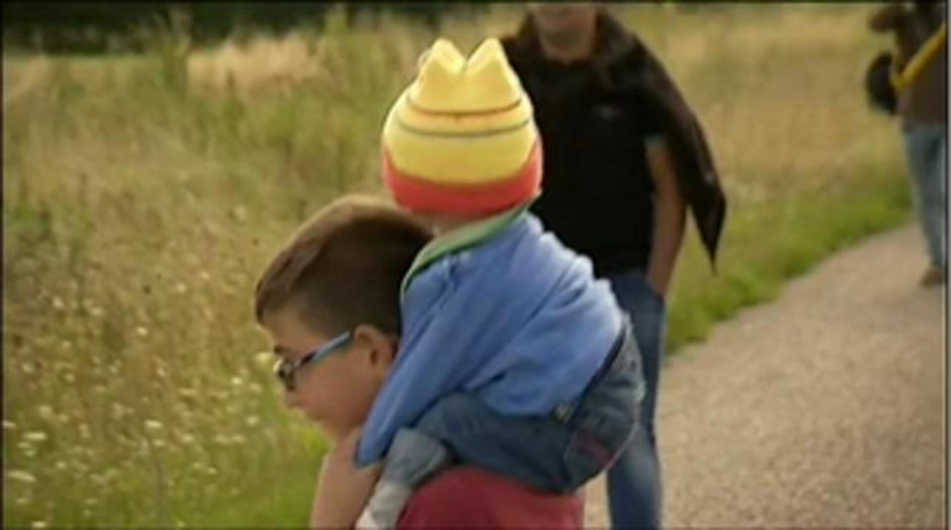 Refugiados caminan para llegar a un campamento temporal en Presevo (Serbia)