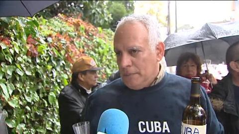 Castristas y disidentes se han enfrentado hoy ante la embajada de Cuba en Madrid