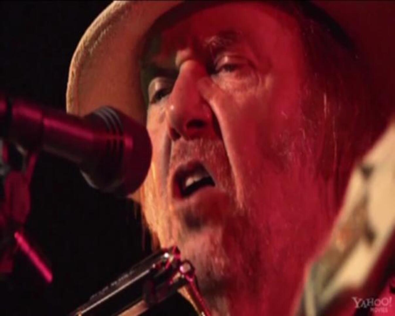 Neil Young lanza disco, película y libro