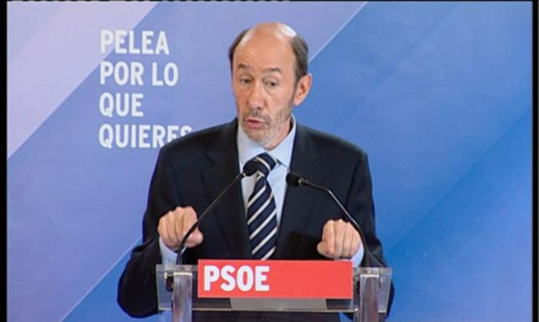 Rubalcaba apuesta por el aire y el sol y dice que Rajoy prefiere «el uranio»