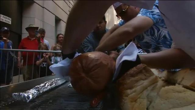 Gigantesco perrito caliente para intentar batir el récord Guinness