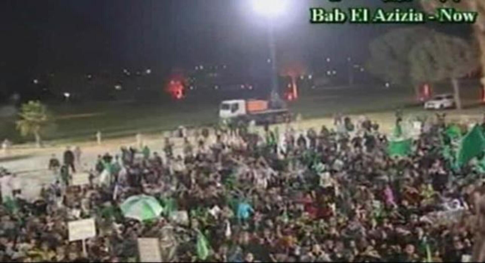 Gadafi reaparece en televisión para desafiar a los aliados