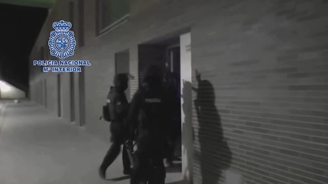 Agentes de la Guardia Civil tras e registro en Ceuta