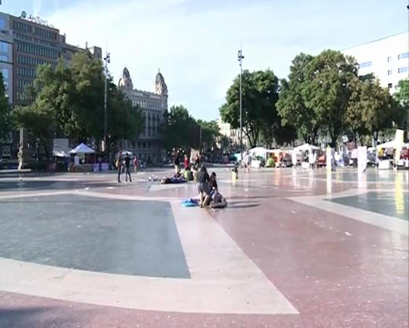 Cerca de un centenar de indignados pasa la noche en plaza Cataluña
