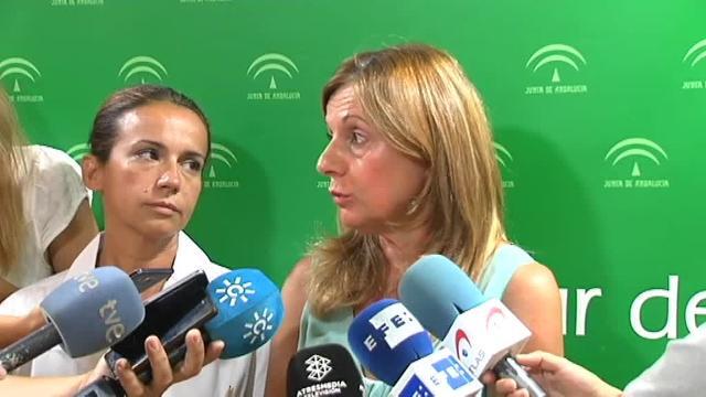 Familiares de la mujer fallecida en el Hospital Virgen de Valme. A la izquierda una imagen de la fallecida