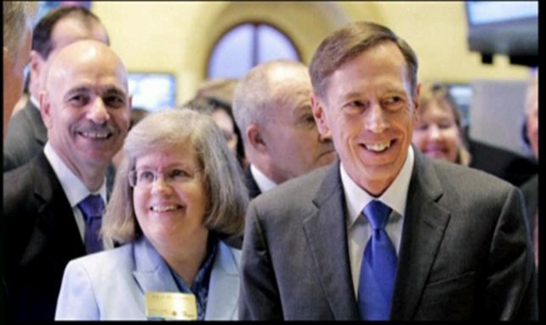 La biógrafa y supuesta amante del director de la CIA, bajo investigación