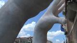 ¿Qué son esas manos que emergen del agua para sostener una fachada en Venecia?