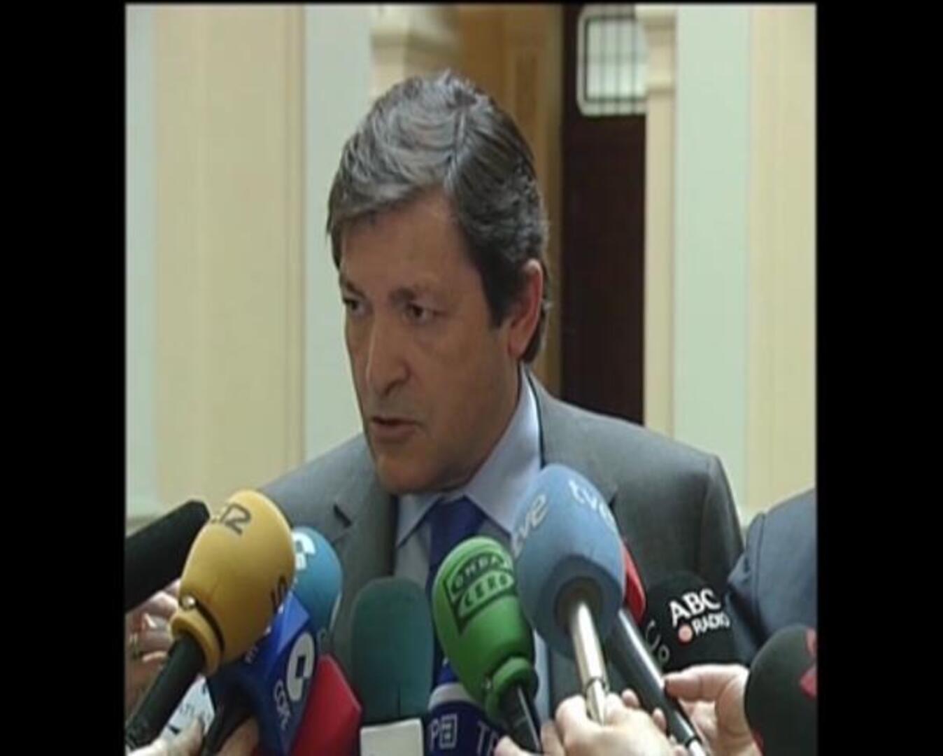 PSOE y UPyD firman un pacto que garantiza el objetivo de déficit