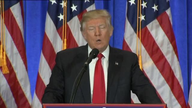 Donald Trump, durante una rueda de prensa este miércoles en Nueva York, junto a los informes financieros de su imperio empresarial