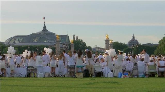 París se tiñe de blanco en el treinta aniversario de su tradicional picnic