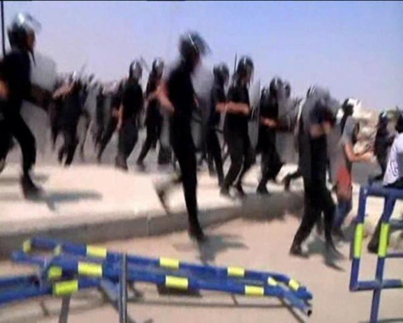 Víctimas de la represión y partidarios de Mubarak se enfrentan frente al tribunal que le juzga