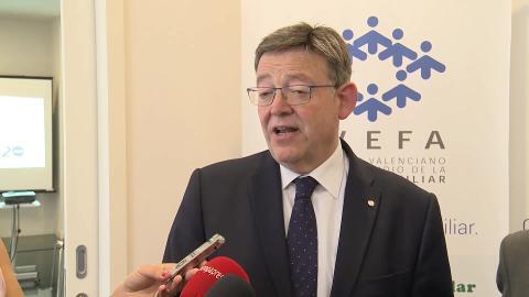 Pedro Sánchez flanqueado por Adriana Lastra y José Luis Ábalos a su llegada a la sede de Ferraz en mayo