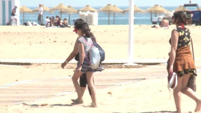 Turistas disfrutando del buen tiempo en San Sebastián esta Semana Santa