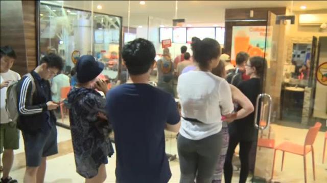 El aeropuerto de Indonesia, abarrotado de turistas que buscan abandonar el país