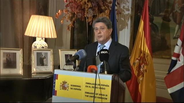 Vídeo: Trillo deja la embajada de Londres justo antes de ser relevado