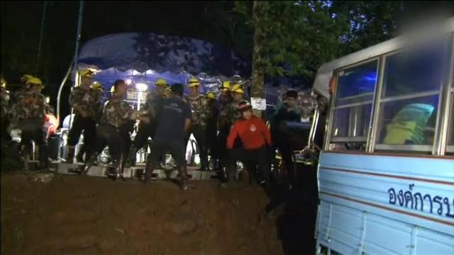 Continúa la búsqueda desesperada de los 12 niños desaparecidos en una cueva de Tailandia