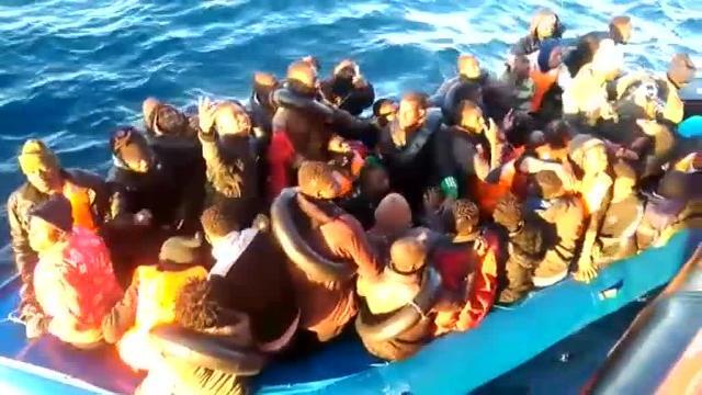 Llegan los refugiados rescatados por la ONG  Open Arms