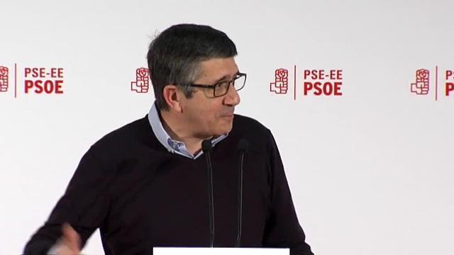 Patxi López conversa con la secretaria general del PSE, Idoia Mendia