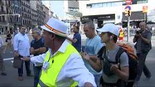 Decenas de personas se concentran en Barcelona para apoyar a Felipe VI