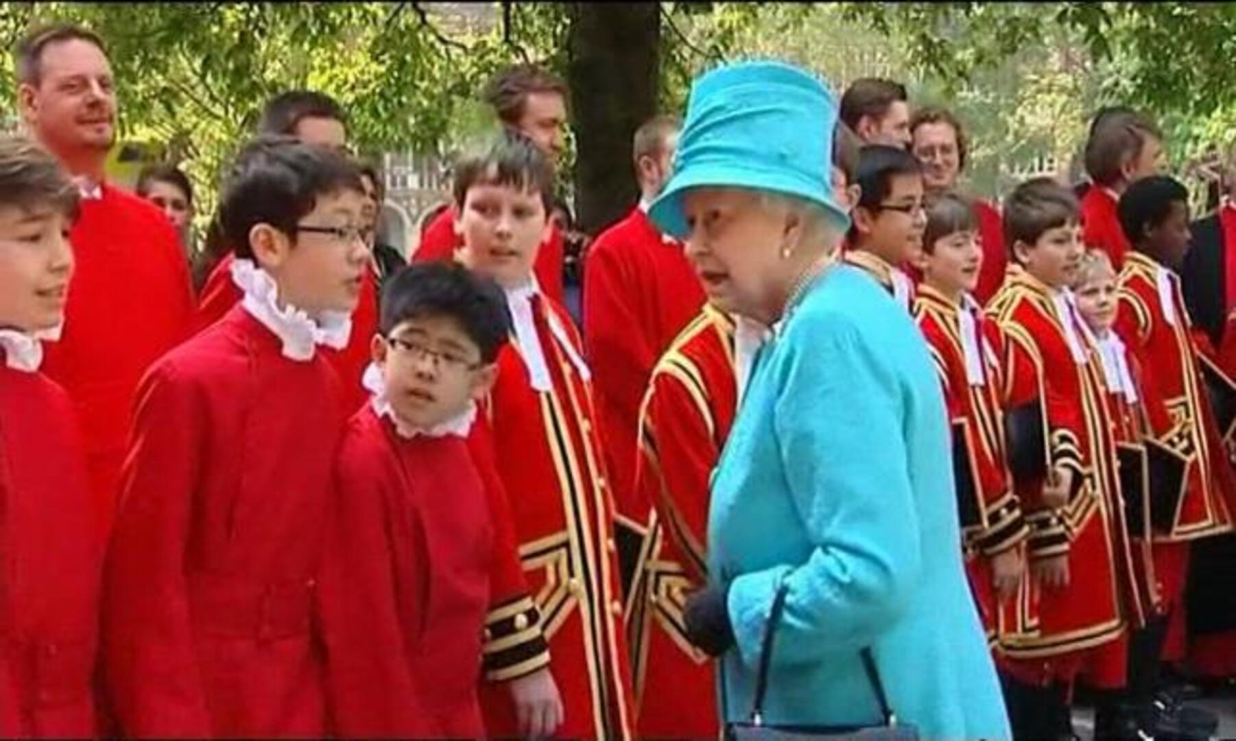 Isabel II cumple 85 años y lo celebra junto a 170 pensionistas