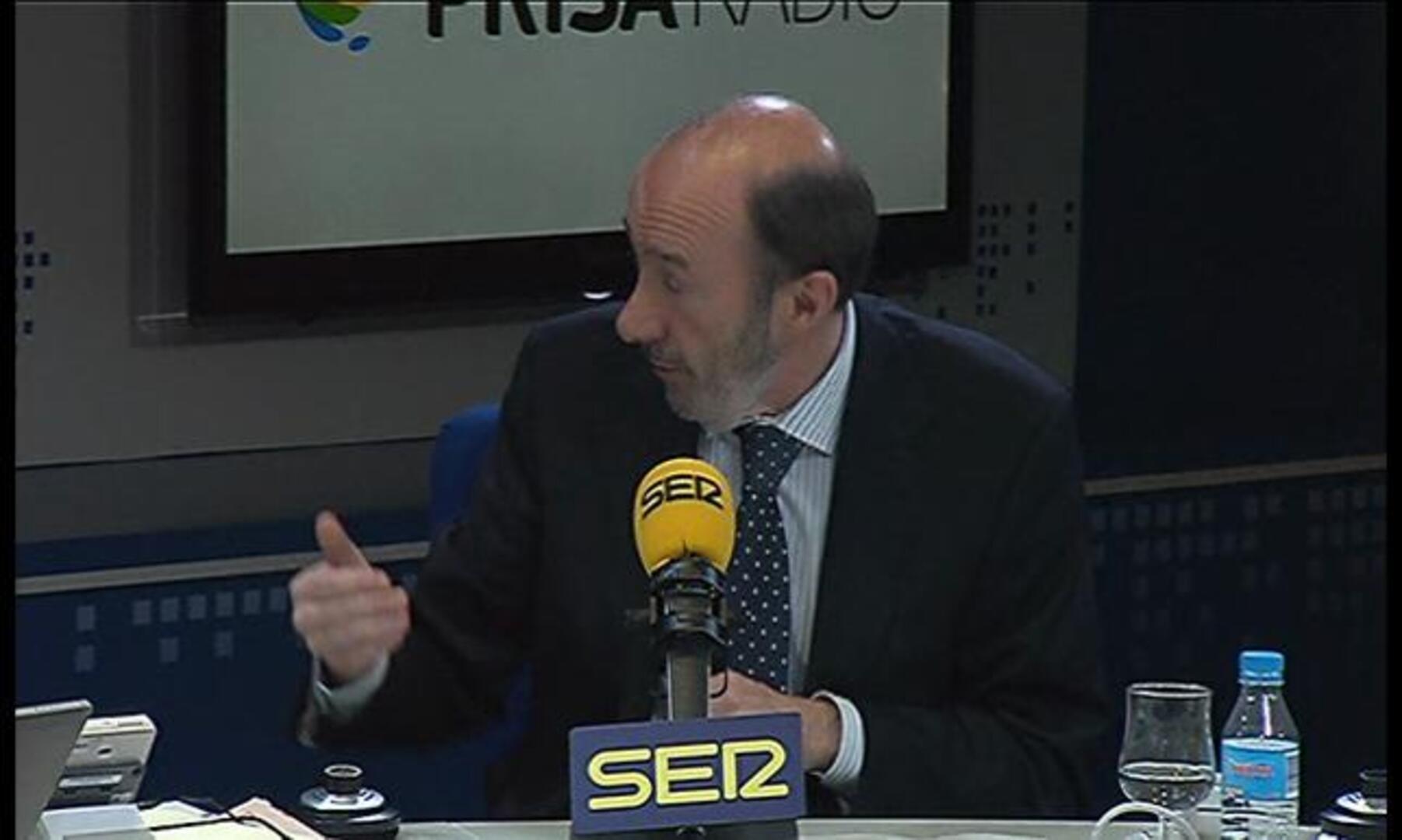 Rubalcaba cree que el anuncio de Zapatero resuelve una incógnita que «pesaba» en el PSOE