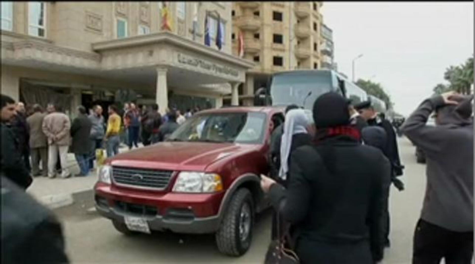 Hombres enmascarados disparan contra un hotel y un autobús turístico en El Cairo