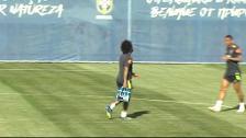 Neymar y Marcelo ponen el "buen rollo" en el entrenamiento de Brasil