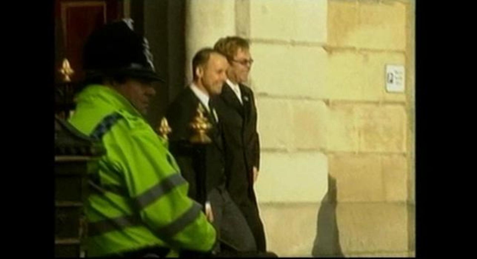 Elton John se convierte en padre