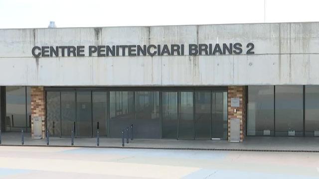 Sandro Rosell y Joan Besolí son recibidos con gritos de &quot;libertad&quot; en su traslado a la prisión barcelonesa de Brians 2