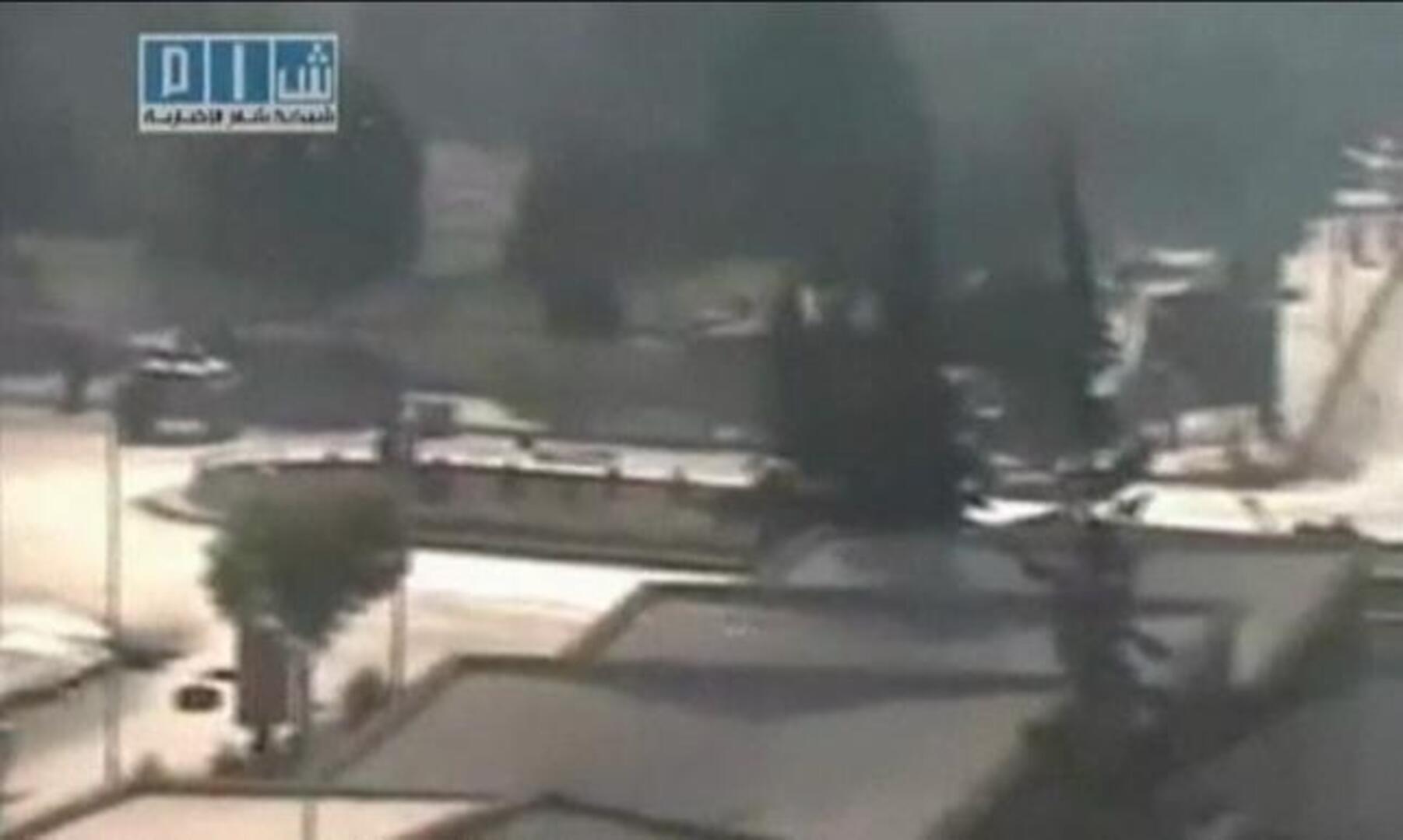 Carros de combate ocupan una céntrica plaza de Hama tras bombardear la ciudad