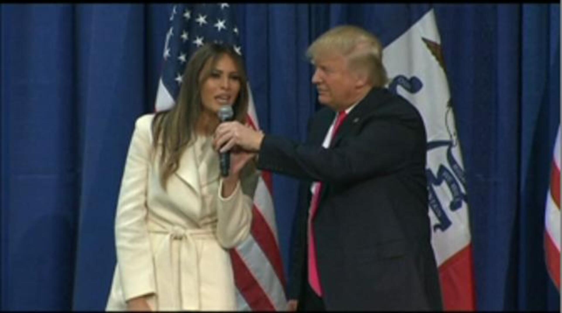 Los Clinton durante un acto en el estado de Iowa